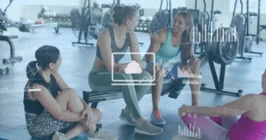 Spor salonunda konuşan farklı kadınların diyagramları ve veri işleme animasyonları. Teknoloji, spor ve dijital arayüz kavramı, dijital olarak üretilen video.