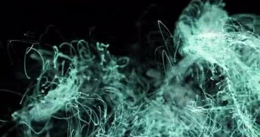 Siyah arkaplanda hareket eden parlak ışık izlerinin animasyonu. Renk, şekil, ışık ve hareket konsepti, dijital olarak oluşturulmuş video.