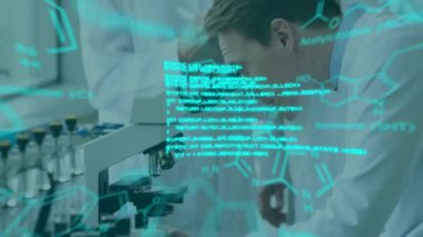 Laboratuvarda çalışan çeşitli bilim adamları üzerinde kimyasal formülün ve veri işlemenin animasyonu. Küresel tıp, bilim ve dijital arayüz kavramı, dijital olarak üretilen video.