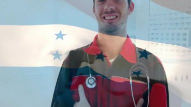 Hastanedeki beyaz erkek doktor yerine Honduras bayrağı animasyonu. Küresel tıp, sağlık, bayraklar ve dijital arayüz kavramı, dijital olarak oluşturulmuş video.