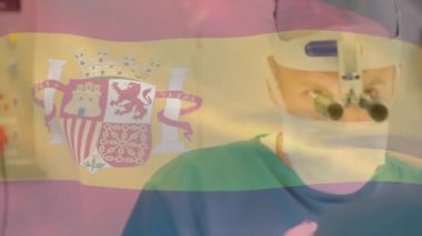 Ameliyat sırasında beyaz cerrahlar üzerinde İspanya bayrağının canlandırılması. Tıp, vatanseverlik ve dijital arayüz kavramı, dijital olarak üretilen video.