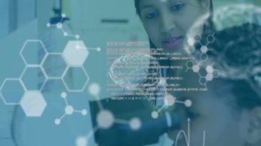 Afrika kökenli Amerikalı kadın bilim adamı yerine bilimsel veri işleme ve insan beyni animasyonu. Küresel bilim, bağlantılar, hesaplama ve veri işleme kavramı, dijital olarak oluşturulmuş video.