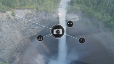 Şelale manzarası üzerindeki simgelerle bağlantı ağının animasyonu. Küresel bağlantılar, iletişim ve dijital arayüz kavramı, dijital olarak oluşturulmuş video.