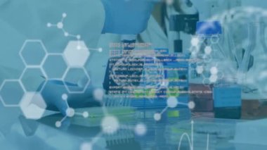 Kafkas kadın bilim adamının laboratuvarda bilimsel veri işleme animasyonu. Küresel bilim, bağlantılar, hesaplama ve veri işleme kavramı, dijital olarak oluşturulmuş video.