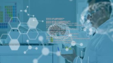 Bilimsel veri işleme ve insan beyninin laboratuvardaki beyaz erkek bilim adamı üzerinde canlandırılması. Küresel bilim, bağlantılar, hesaplama ve veri işleme kavramı, dijital olarak oluşturulmuş video.