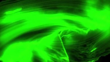 Siyah arkaplanda yeşil şekillerin canlandırılması. Şekiller, renkler, desen ve arkaplan konsepti, dijital olarak oluşturulmuş video.