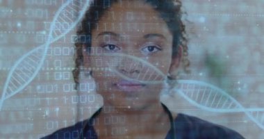 Hastanede çalışan Afrikalı Amerikalı kadın doktor üzerinde veri işleme ve DNA iplikçiklerinin canlandırılması. Küresel tıp, sağlık, bilgisayar ve dijital arayüz kavramı, dijital olarak oluşturulmuş video.