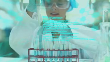 Laboratuvarda çalışan çift ırklı kadın bilim adamı üzerinde veri işleme ve kimyasal formülün animasyonu. Küresel bilim, tıp, bilgisayar ve dijital arayüz kavramı, dijital olarak oluşturulmuş video.