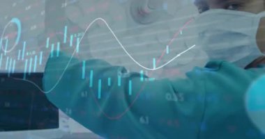 Beyaz erkek cerrah üzerinde istatistik ve veri işleme animasyonu. Küresel tıp, bağlantılar, hesaplama ve veri işleme kavramı, dijital olarak oluşturulmuş video.