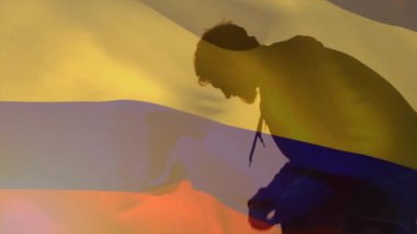 Kolombiya bayrağının sahildeki beyaz adam üzerinde canlandırılması. Bayraklar, ülkeler, vatanseverlik ve yaşam tarzı konsepti, dijital olarak oluşturulmuş video.