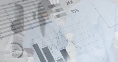 Çeşitli erkek doktor ve kadın hastaların istatistik ve veri işleme animasyonları. Küresel tıp, bağlantılar, hesaplama ve veri işleme kavramı, dijital olarak oluşturulmuş video.