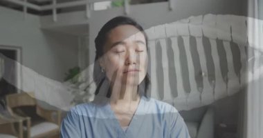 Asyalı kadın doktor üzerinde DNA iplikçiklerinin canlandırılması. Küresel bilim, tıp, sağlık, yaşam tarzı ve dijital arayüz kavramı, dijital olarak oluşturulmuş video.