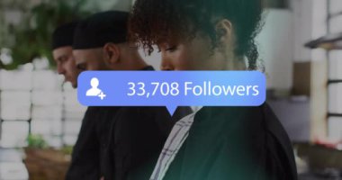 Afro-Amerikan kadın şef restoranındaki takipçi sayısının artması. Küresel yaşam tarzı, bağlantılar ve dijital arayüz kavramı, dijital olarak oluşturulmuş video.