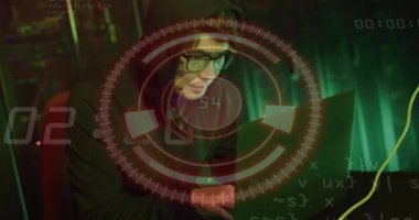 Sunucu odasındaki Asyalı erkek hackerın veri işleme ve diyagramlarının animasyonu. Teknoloji, iş ve dijital arayüz kavramı, dijital olarak üretilen video.