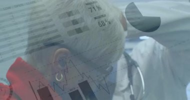 Çeşitli erkek doktor ve yaşlı kadın hasta üzerinde finansal veri işleme animasyonu. Küresel tıp, sağlık, bilgisayar ve dijital arayüz kavramı, dijital olarak oluşturulmuş video.