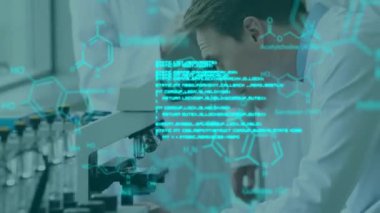 Laboratuvarda çalışan çeşitli bilim adamları üzerinde kimyasal formülün ve veri işlemenin animasyonu. Küresel tıp, bilim ve dijital arayüz kavramı, dijital olarak üretilen video.