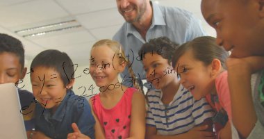 Çeşitli öğrencilerin ve erkek öğretmenlerin matematik formüllerinin görüntüsü. öğrenim, eğitim ve okul konsepti dijital olarak oluşturulmuş imaj.