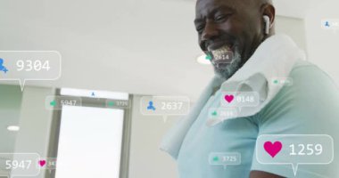 Dambılları kaldıran iki ırklı adamın üzerine medya simgelerinin canlandırılması. Teknoloji, spor ve dijital arayüz kavramı, dijital olarak üretilen video.