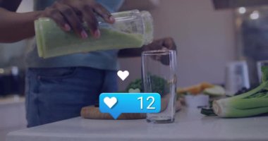 Camlara yeşil smoothie döken sosyal medya, mutfak sahnesinde animasyon yapmayı sever. Sağlıklı, içecek, sağlık, dijital, trend