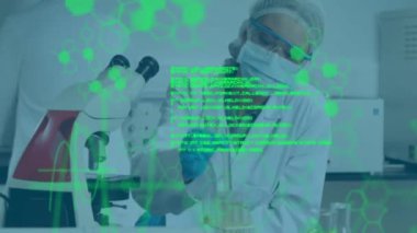 Melez kadın bilim adamının laboratuvarda bilimsel veri işleme animasyonu. Küresel bilim, bağlantılar, hesaplama ve veri işleme kavramı, dijital olarak oluşturulmuş video.
