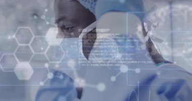 Afro-Amerikan erkek cerrah yerine moleküller ve beyinlerle veri işleme animasyonu. Küresel tıp, bilim, bilgisayar ve dijital arayüz kavramı, dijital olarak oluşturulmuş video.