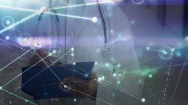 Hastanede çalışan beyaz erkek doktorların ışık ikonlarıyla olan bağlantılarının animasyonu. Küresel tıp, sağlık, bağlantılar ve dijital arayüz kavramı, dijital olarak üretilen video.