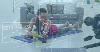 Evinde egzersiz yapan Asyalı kadın hakkında yapılan çizimler ve veri işleme animasyonları. Teknoloji, spor ve dijital arayüz kavramı, dijital olarak üretilen video.