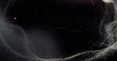 Siyah arkaplanda yüzen ve dönen parçacıklar. Kozmos, soyut, galaksi