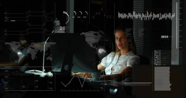 Bilgi arayüzü görüntüsü ve bilgisayar üzerinde çalışan Kafkas iş kadını. Dijital bileşim, iş dünyası, rapor, ilerleme, küreselleşme, geç saatlere kadar çalışma, ofis, teknoloji.