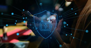 Akıllı telefondan kayan melez bir kadının kalkanındaki asma kilit görüntüsü. Dijital bileşik, çoklu pozlama, koruma, güvenlik, güvenlik, soyut ve teknoloji kavramı.