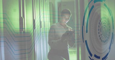 Sunucu odasında dijital tablet kullanan beyaz kadın mühendis üzerindeki parmak izi görüntüsü. Dijital bileşik, biyometrik, koruma, veri merkezi, ağ oluşturma, ağ sunucusu ve teknoloji kavramı.