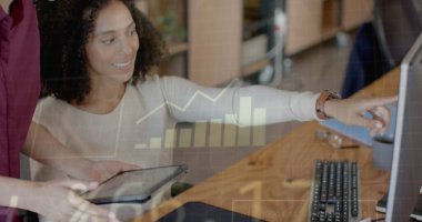 Ofiste iş tartışan çeşitli iş adamlarının finansal veri işleme görüntüsü. İş, finans, iletişim ve dijital arayüz kavramı dijital olarak oluşturulmuş görüntü.