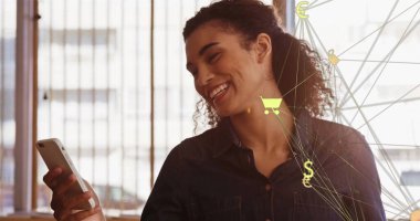 Çift ırklı üniversite öğrencisi elinde akıllı telefon, neşeyle gülümsüyor. Kıvırcık siyah saçları var, rahat bir kot gömlek giyiyor, anın tadını çıkarıyor.