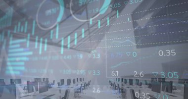 Yüksek binalara karşı boş ofis üzerinden istatistiksel ve borsa veri işleme görüntüsü. Bilgisayar arayüzü ve iş veri teknolojisi kavramı