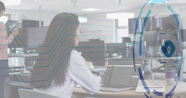 Kafkasyalı bir kadının bilgisayarda online dersler izleyerek kodlamayı öğrenmesi. Dijital bileşik, çoklu pozlama, programlama dili, izleme ve teknoloji kavramı.