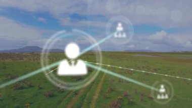 Manzara üzerindeki simgelerle bağlantı ağının animasyonu. Doğa, teknoloji ve dijital arayüz kavramı dijital olarak oluşturulmuş video.