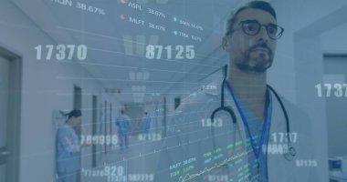 Ticaret panoları, grafikler, beyaz doktorun düşük açılı görüntüsü. Dijital bileşik, çoklu maruz kalma, borsa, rapor, iş, büyüme, tıbbi ve sağlık konsepti.