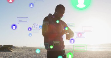 Birden fazla ikon, kulaklığı ayarlayan Afro-Amerikan bir adam ve ukala bakışları. Dijital bileşik, çoklu pozlama, mesaj, konuşma balonu ve teknoloji konsepti.