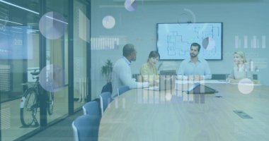 Muhtelif meslektaşların ofiste tartıştıkları istatistiksel veri işleme resmi. İş veri teknolojisi kavramı