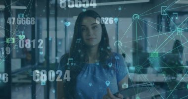 Çift ırklı iş kadınının mali veri işleme görüntüsü. Küresel ağlar, işletmeler, finans, hesaplama ve veri işleme kavramı dijital olarak oluşturuldu.