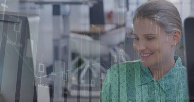 Çoklu grafikler, değişen numaralar, masaüstü görüntüsü üzerinden konuşan beyaz kadın. Dijital bileşik, çoklu pozlama, rapor, finans, iletişim, ofis ve teknoloji kavramı.