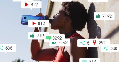 İkonların görüntüsü, bildiri barlarında numaraların değişmesi, Afrika kökenli Amerikalı sporcuların su içmesi. Dijital bileşik, çoklu pozlama, iş, büyüme ve sosyal medya anımsatma kavramı.