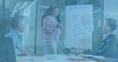 Ofiste toplanan çeşitli iş adamlarının veri işleme görüntüsü. Küresel iş, finans ve dijital arayüz kavramı dijital olarak oluşturulmuş görüntü.