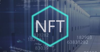 Bilgisayar sunucuları üzerinden Nft metin ile finansal veri işleme resmi. Küresel iş, finans, hesaplama ve veri işleme kavramı dijital olarak oluşturulmuş görüntü.