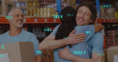 Depoda gülümseyen çeşitli gönüllülerin mali veri işleme görüntüsü. Küresel taşımacılık, işletme, finans, hesaplama ve veri işleme kavramı dijital olarak oluşturuldu.