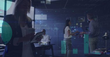 Ofiste çalışan çeşitli iş adamlarının finansal veri işleme görüntüsü. Küresel iş, finans, bilgisayar ve veri işleme kavramı dijital olarak oluşturulmuş görüntü.