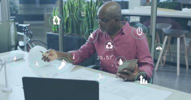 Afro-Amerikan erkek mimarların elinde dijital tablet tutan ve plan hazırlayan imaj simgeleri. Dijital bileşik, çoklu maruz kalma, tehlikeli, geri dönüşüm, çevre ve teknoloji konsepti.