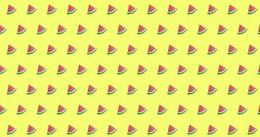 Parlak sarı arka planda birden fazla karpuz dilimleri tekrar ediyor. Her dilim canlı kırmızı ve yeşil renkler gösteriyor. Taze ve yazlık desenler oluşturuyor.