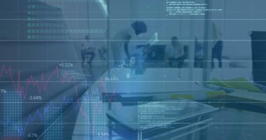 Çeşitli iş adamları üzerinde ikili kodlama, istatistik ve finansal veri işleme görüntüsü. Küresel iş, finans, hesaplama ve veri işleme kavramı dijital olarak oluşturulmuş görüntü.