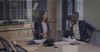 Ofiste çalışan çeşitli iş adamlarının finansal veri işleme görüntüsü. Küresel iş, finans, bilgisayar ve veri işleme kavramı dijital olarak oluşturulmuş görüntü.